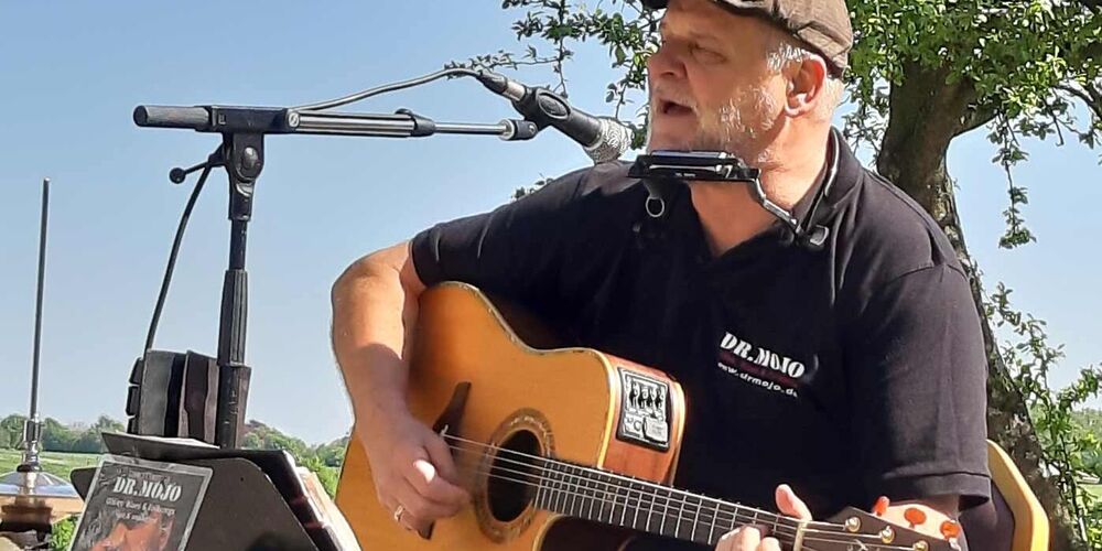 Dr. Mojo mit Gitarre beim Auftritt im Freien